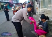Jadi Bidan Dadakan, Polisi Purwakarta Bantu Persalinan di Tepi Jalan Raya