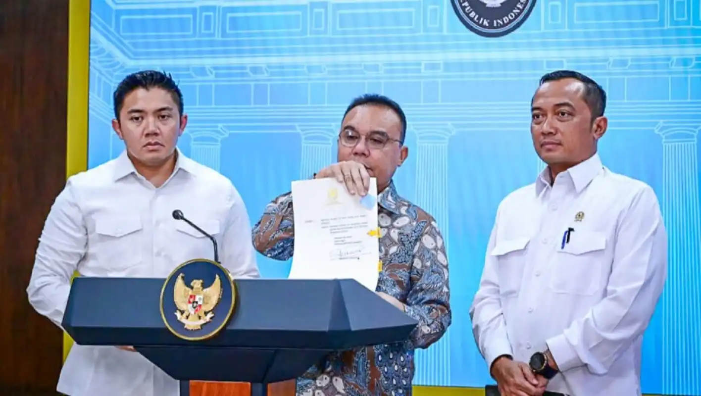 Wakil Ketua DPR Sufmi Dasco Ahmad memberikan keterangan pers mengenai rehabilitasi terdakwa ASDP oleh Presiden Prabowo.