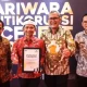 Bupati Purwakarta, Saepul Bahri Binzein saat menerima Penghargaan Pariwara Antikorupsi 2025 dari KPK RI di Jakarta.