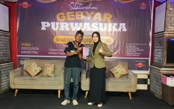 Peserta komunitas fotografi Purwasuka mengikuti Silaturahmi Gebyar Purwasuka 2025 di Dapur Sawarna Purwakarta