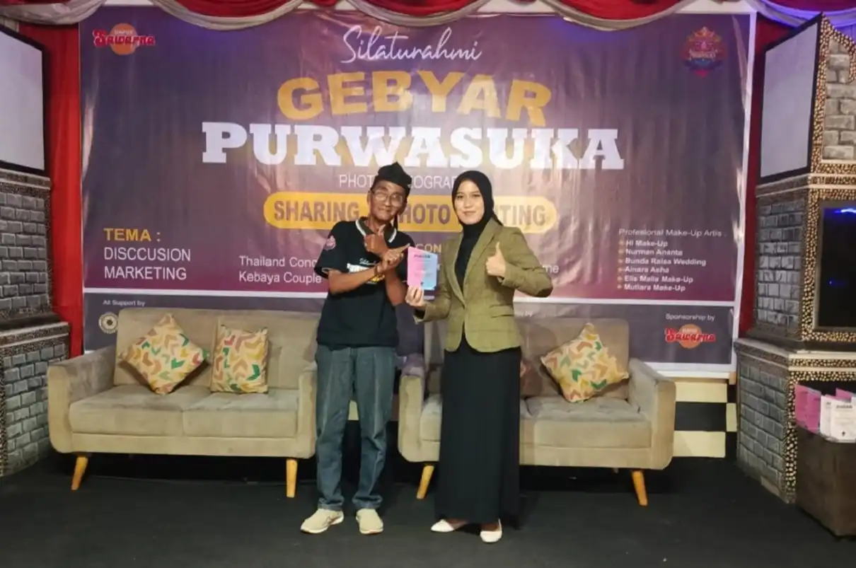 Peserta komunitas fotografi Purwasuka mengikuti Silaturahmi Gebyar Purwasuka 2025 di Dapur Sawarna Purwakarta