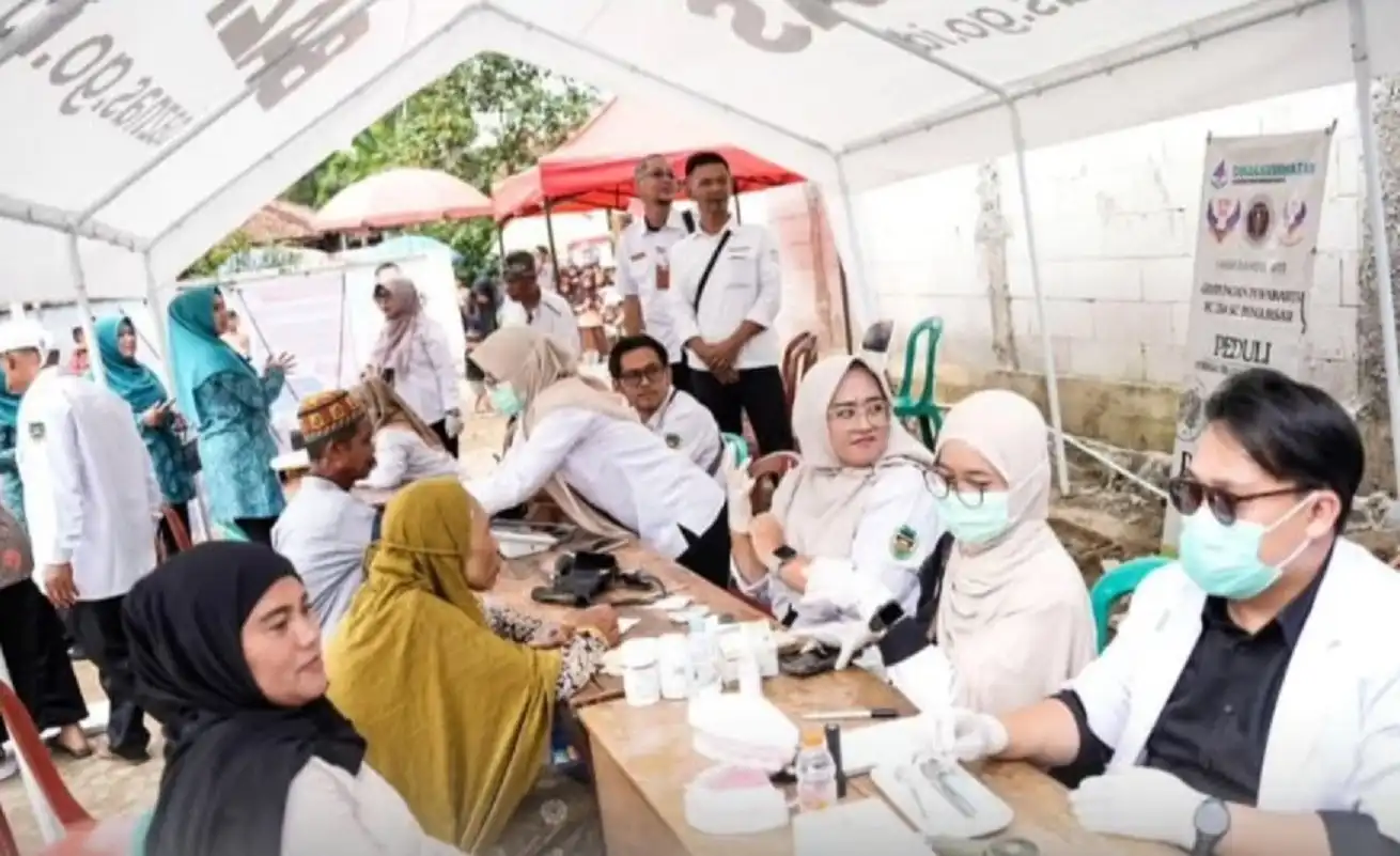 Warga mengantre layanan publik Purwakarta pada penutupan Gempungan 2025.