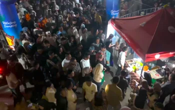 Ribuan warga memadati lokasi baru Wisata Kuliner Purwakarta di GOR Purnawarman.