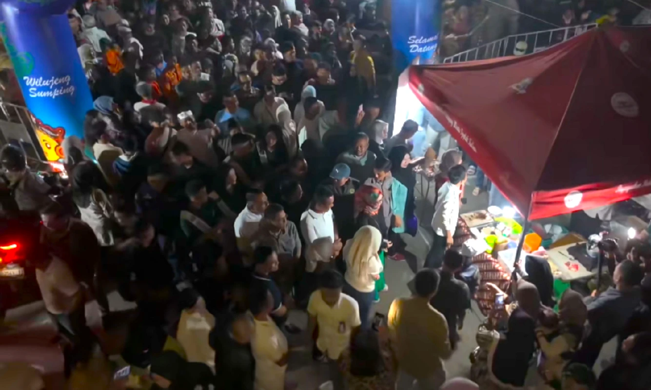 Ribuan warga memadati lokasi baru Wisata Kuliner Purwakarta di GOR Purnawarman.