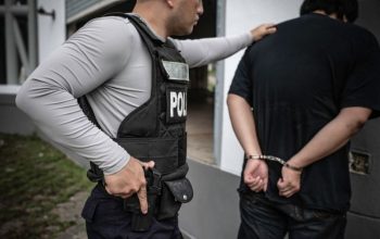 Aparat kepolisian menangkap tersangka pelaku kejahatan.