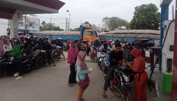 BBM Langka, Warga Sergai Padati SPBU Firdaus untuk Pertalite dan Pertamax