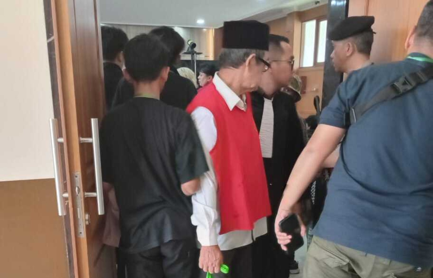 Edison Siregar Dituntut 2,5 Tahun karena Tipu 700 Sekolah, Modus Pakai Name Tag Kemendikbud