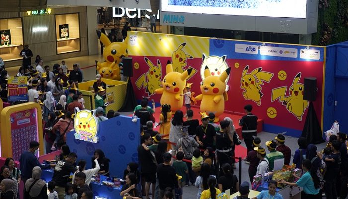 Seri Kobaran Biru Pokémon Resmi Rilis di Bandung, Mega Charizard X Jadi Buruan Kolektor