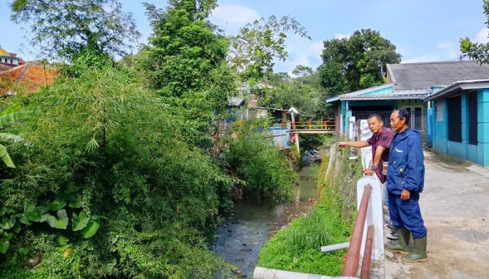 Warga Laporkan Kerusakan TPT Sungai Cisarua, Dinas PUTR Cianjur Turun Langsung ke Lokasi