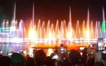 Penonton berkumpul menunggu pertunjukan Air Mancur Sri Baduga di Purwakarta saat malam tahun baru.