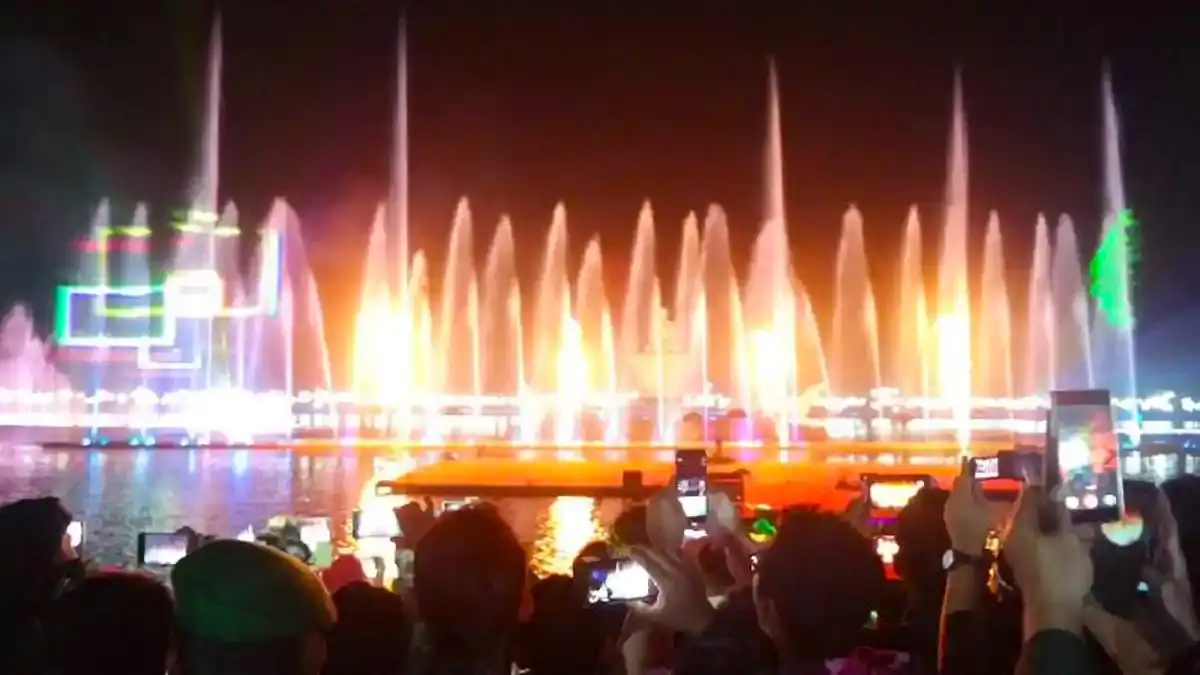 Penonton berkumpul menunggu pertunjukan Air Mancur Sri Baduga di Purwakarta saat malam tahun baru.