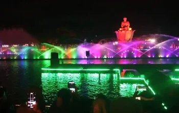 Air Mancur Sri Baduga dengan cahaya warna-warni di area wisata Purwakarta