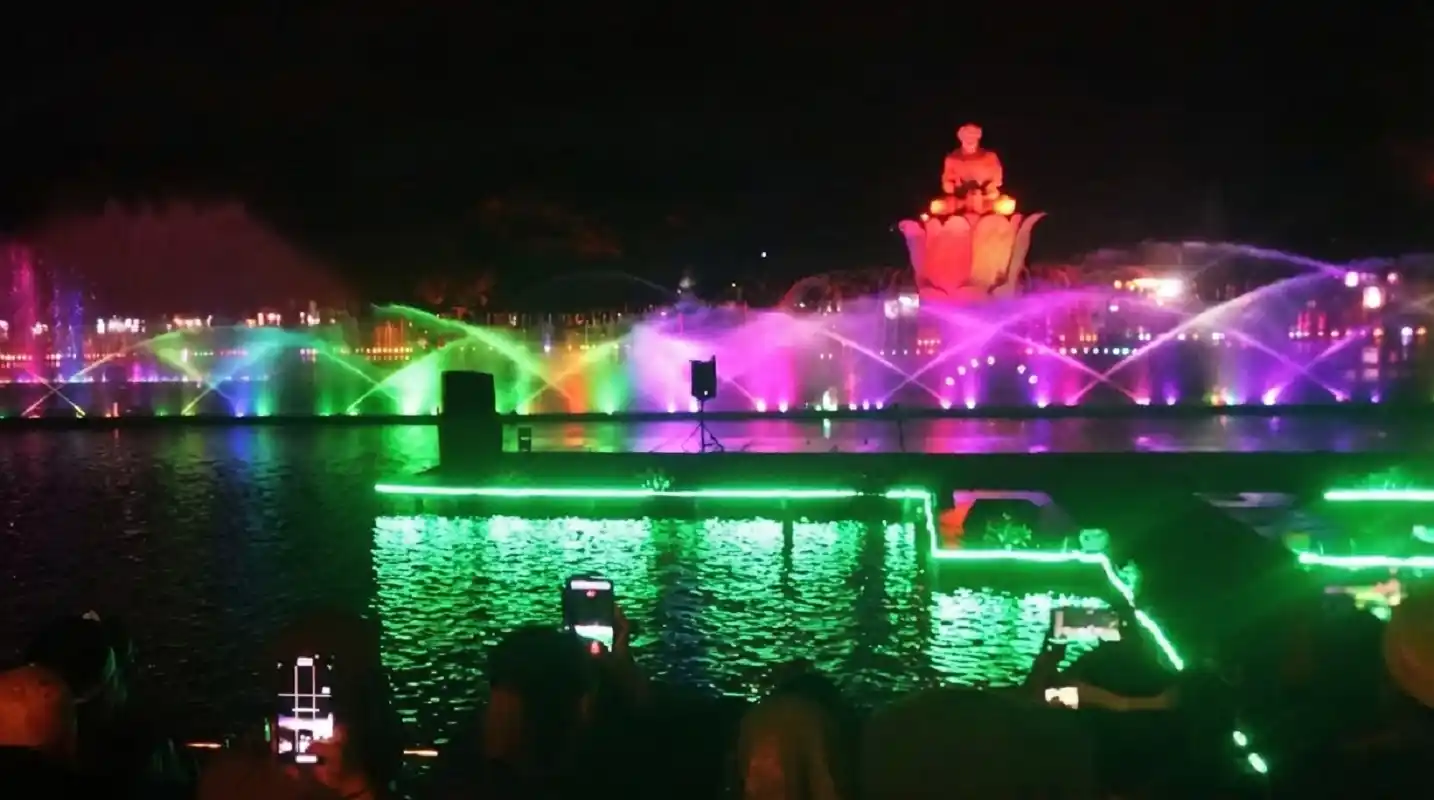 Air Mancur Sri Baduga dengan cahaya warna-warni di area wisata Purwakarta