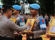 Tegakkan Disiplin, AKBP Anom Silang Foto 5 Anggota Polres Purwakarta
