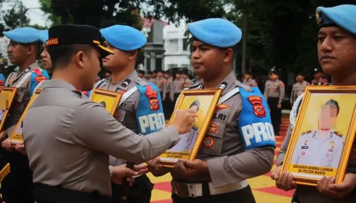 Tegakkan Disiplin, AKBP Anom Silang Foto 5 Anggota Polres Purwakarta
