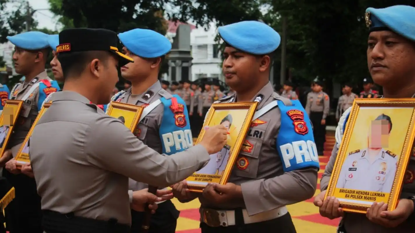 AKBP Anom Silang Foto 5 Anggota Polres Purwakarta PTDH.
