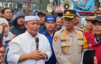 Aksi buruh menuntut revisi UMSK 2026 di Gedung Sate Jawa Barat