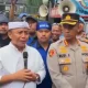 Aksi buruh menuntut revisi UMSK 2026 di Gedung Sate Jawa Barat