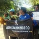 Karyawan Bandung Zoo membentangkan spanduk solidaritas di Jalan Tamansari demi pakan 700 satwa, Jumat (12/12).