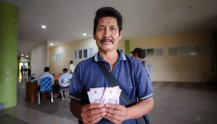 Libur Tahun Baru 2026, Sopir Angkot Bandung Tersenyum Lebar