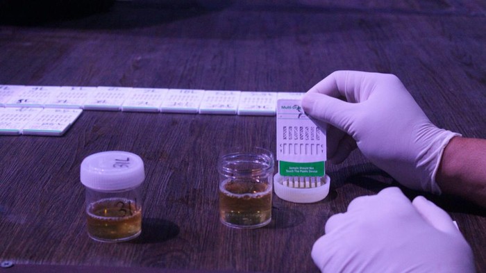 BNN Bandung Barat gelar tes urine sopir bus wisata Lembang.