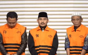 Bupati Bekasi Ade Kuswara Kunang berbaju tahanan KPK bersama HM Kunang dan Sarjan terkait kasus korupsi Bekasi.