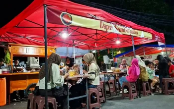 Pengunjung Dapur Sambel Judes Purwakarta menikmati sambal pedas juara