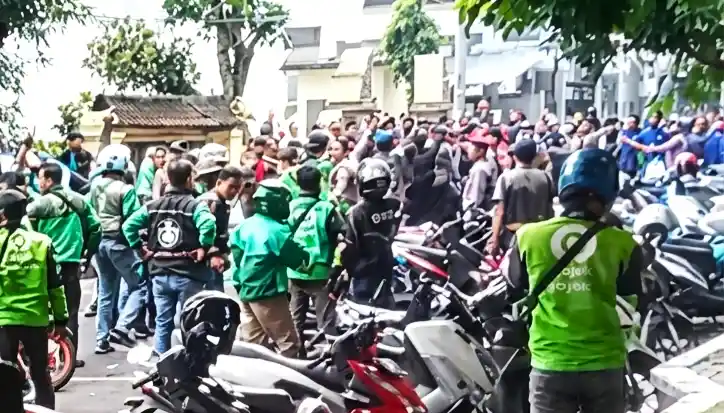 Demo Buruh Purwakarta Ricuh, Bentrokan dengan Ojol