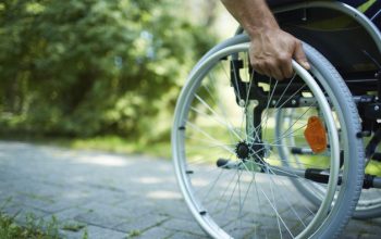 Petugas Dinsos Purwakarta menyerahkan bantuan alat bantu disabilitas ke rumah warga saat Hari Disabilitas Internasional.