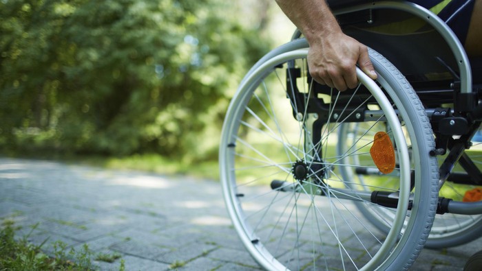 Petugas Dinsos Purwakarta menyerahkan bantuan alat bantu disabilitas ke rumah warga saat Hari Disabilitas Internasional.