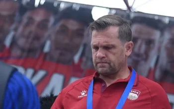 Igor Tolic memimpin Persib Bandung saat menghadapi Malut United