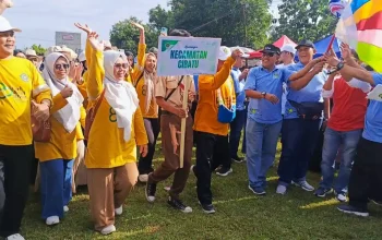 Ribuan peserta memadati Jalan Santai Kerukunan peringatan HAB Kementerian Agama ke-80 di Lapangan Kecamatan Cibatu, Purwakarta, Minggu (21/12/2025).
