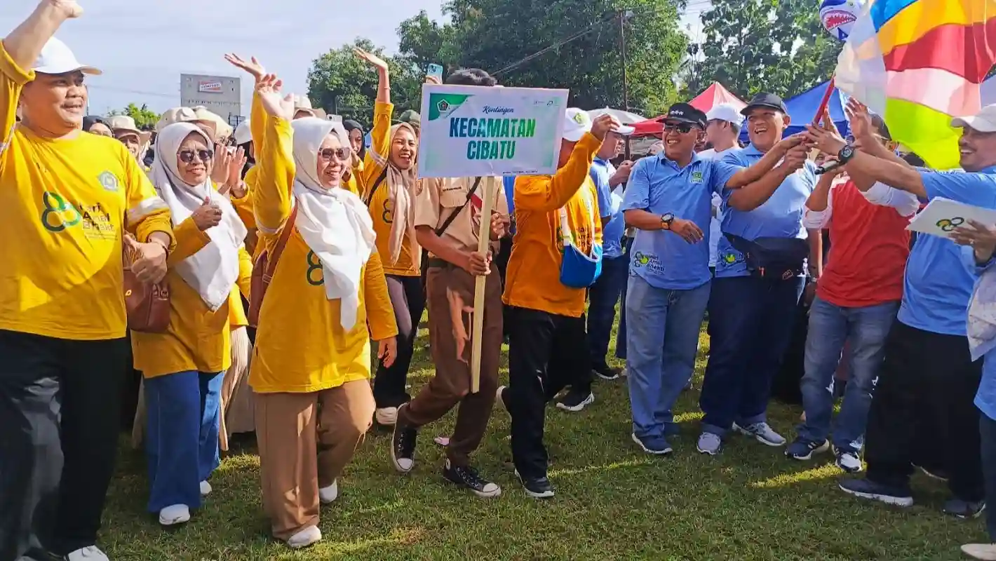 Ribuan peserta memadati Jalan Santai Kerukunan peringatan HAB Kementerian Agama ke-80 di Lapangan Kecamatan Cibatu, Purwakarta, Minggu (21/12/2025).