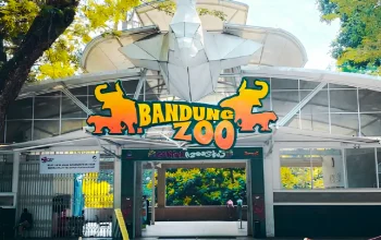 Aksi galang dana karyawan Bandung Zoo untuk pakan 700 satwa