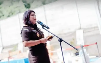 Penyerahan penghargaan aplikasi Jaga Desa kepada Kejari Purwakarta