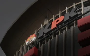 Penyidik KPK mengamankan barang bukti elektronik kasus suap Bupati Bekasi