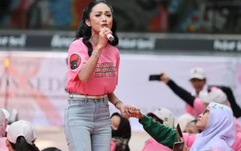 Kris Dayanti bernyanyi bersama anak penyintas HIV/AIDS.