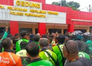 Ratusan Ojol Purwakarta Geruduk Polres, Protes Rekan Dianiaya Oknum Buruh Saat Demo