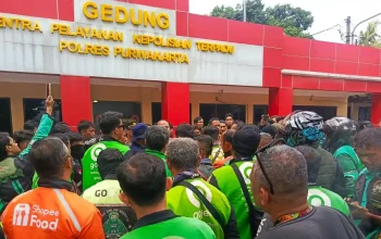Massa Ojol Purwakarta datangi Polres Purwakarta terkait kasus penganiayaan ojol.