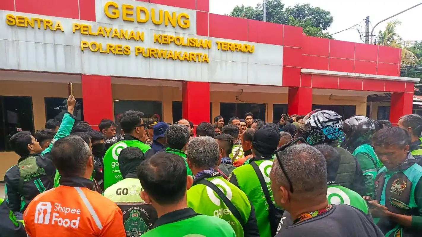 Massa Ojol Purwakarta datangi Polres Purwakarta terkait kasus penganiayaan ojol.