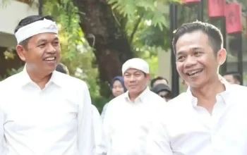 Om Zein melintasi Jembatan Ciherang setelah perbaikan jalan Purwakarta