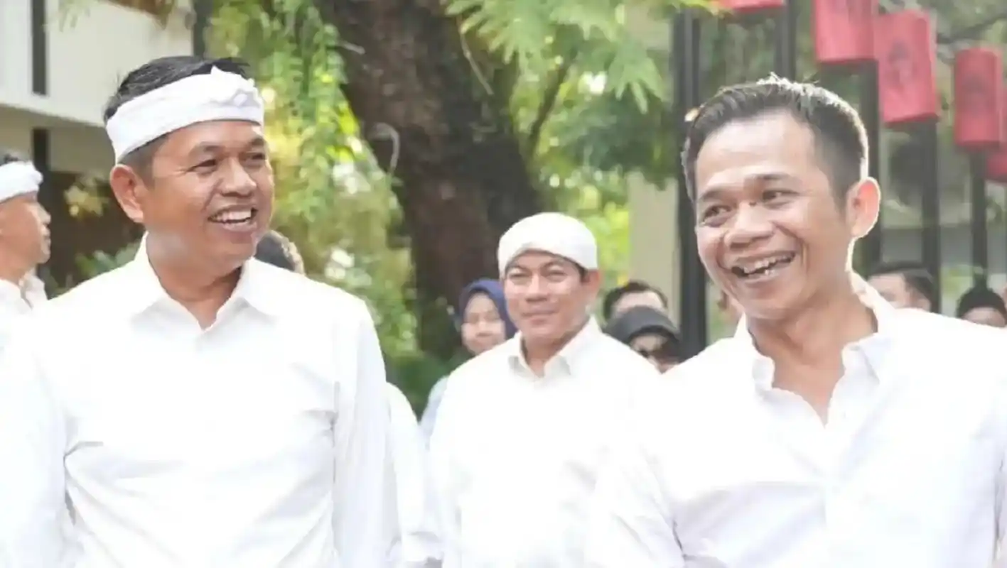 Om Zein melintasi Jembatan Ciherang setelah perbaikan jalan Purwakarta