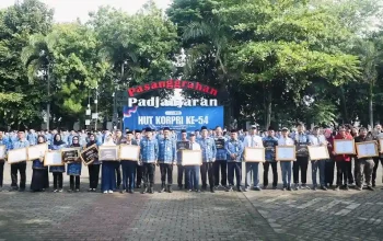 Kepala Bapperida Purwakarta, Yayat Hidayat (tengah) berfoto bersama para pemenang PADI Award 2025 usai upacara HUT Korpri, Senin (1/12/2025).