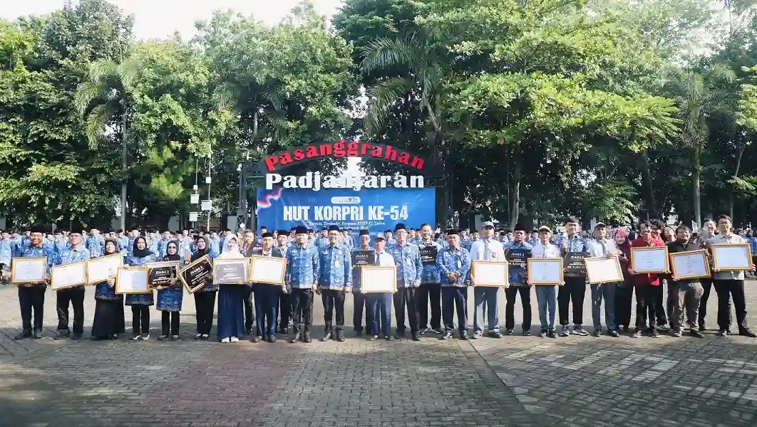 Kepala Bapperida Purwakarta, Yayat Hidayat (tengah) berfoto bersama para pemenang PADI Award 2025 usai upacara HUT Korpri, Senin (1/12/2025).
