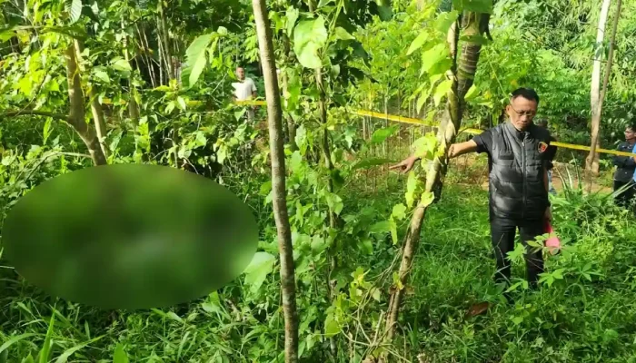 Geger! Mayat Pria Membusuk Bawa Golok Ditemukan di Purwakarta