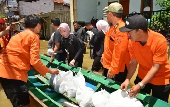 Karo Adpim Jabar dan BPBD meninjau lokasi banjir Bandung dan menyalurkan bantuan logistik kepada warga terdampak.