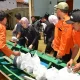 Karo Adpim Jabar dan BPBD meninjau lokasi banjir Bandung dan menyalurkan bantuan logistik kepada warga terdampak.