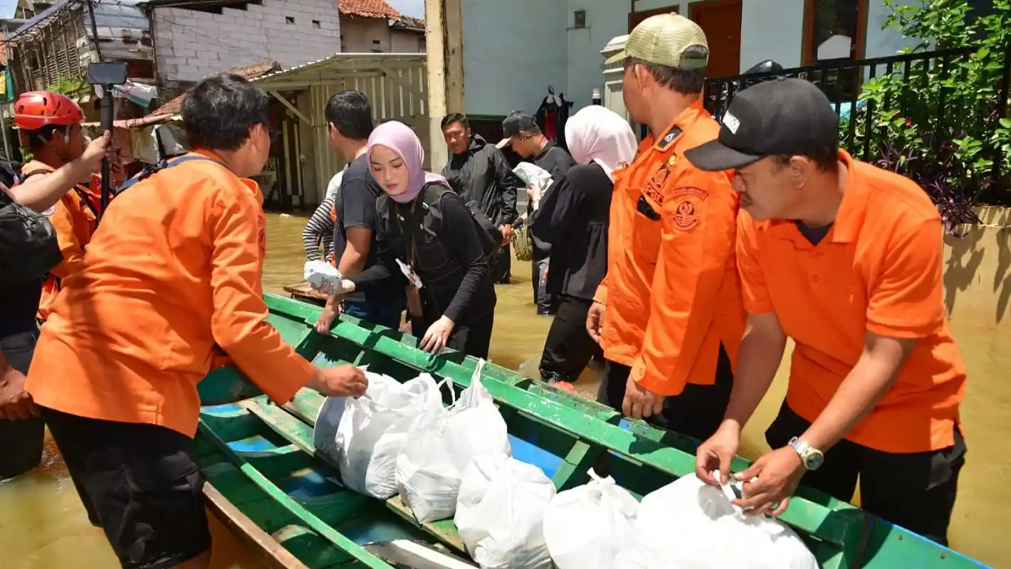 Karo Adpim Jabar dan BPBD meninjau lokasi banjir Bandung dan menyalurkan bantuan logistik kepada warga terdampak.
