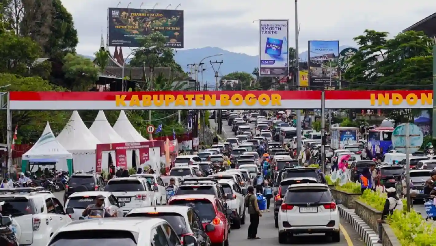 penyekatan kendaraan di jalur puncak bogor malam tahun baru