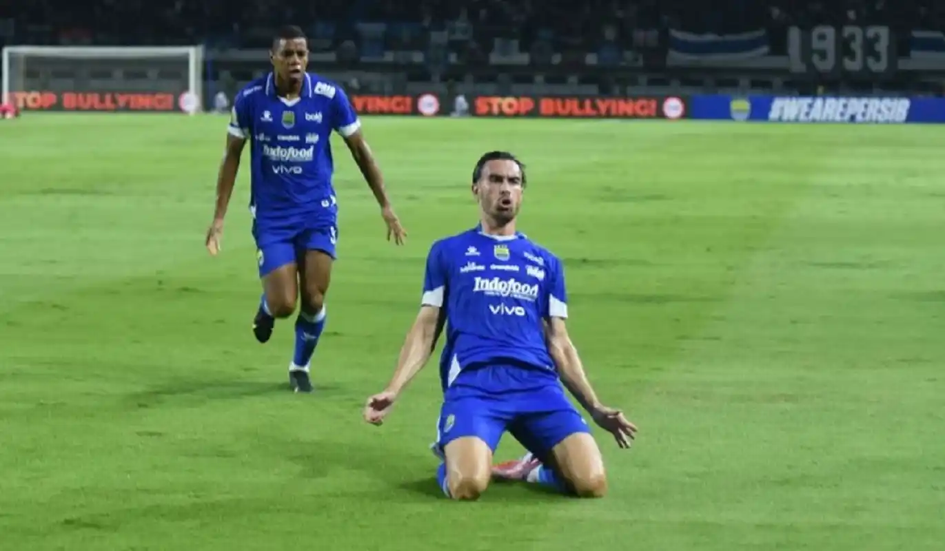 Andrew Jung Persib Bandung mencetak gol ke gawang PSM Makassar Super League 2025